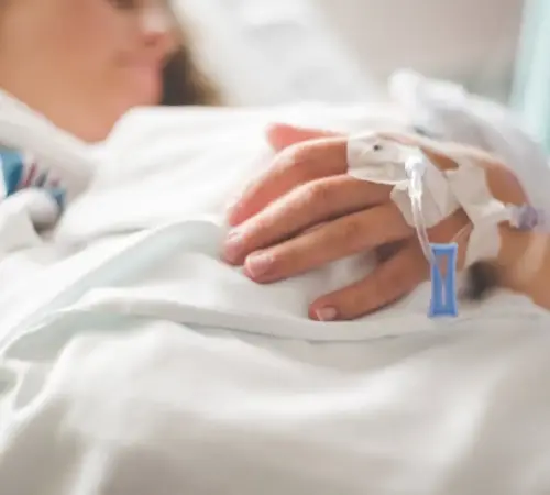 Confirman seis muertes y nueve casos por suero vitaminado en Sonora