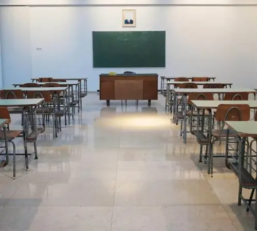 Escándalo en escuela: maestra es acusada de relación con estudiantes