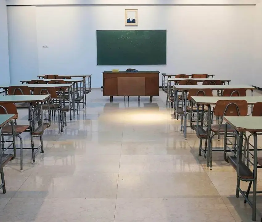 Escándalo en escuela: maestra es acusada de relación con estudiantes