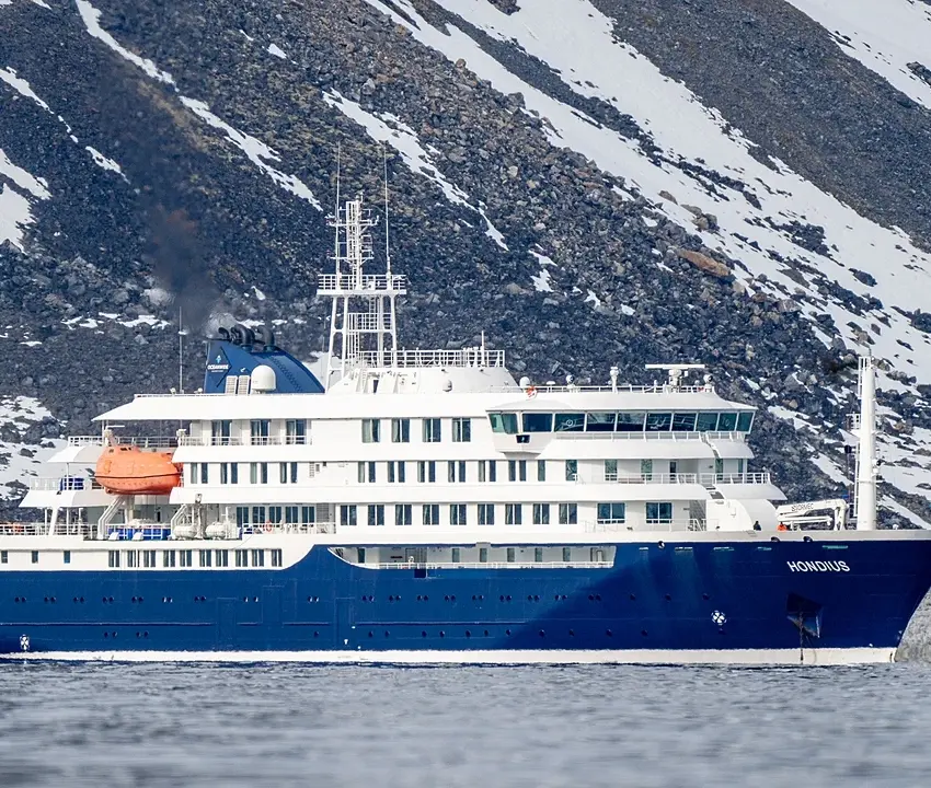 Treinta pasajeros desembarcan del MV Hondius en Santa Elena tras brote de hantavirus