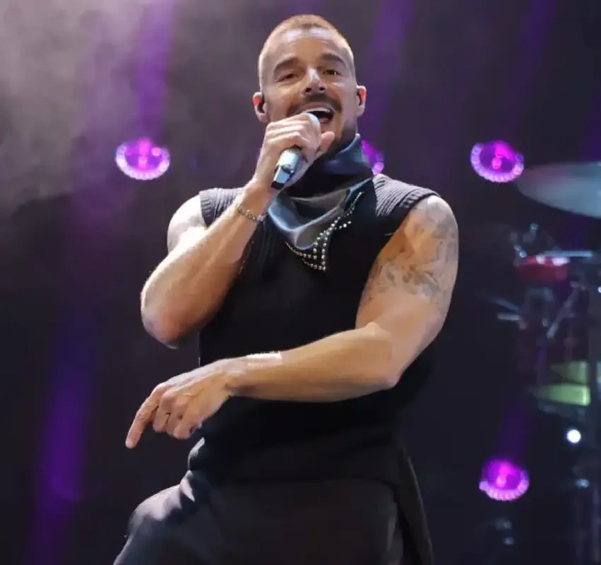 Lanzan gas lacrimógeno a Ricky Martin en pleno concierto; así se encuentra