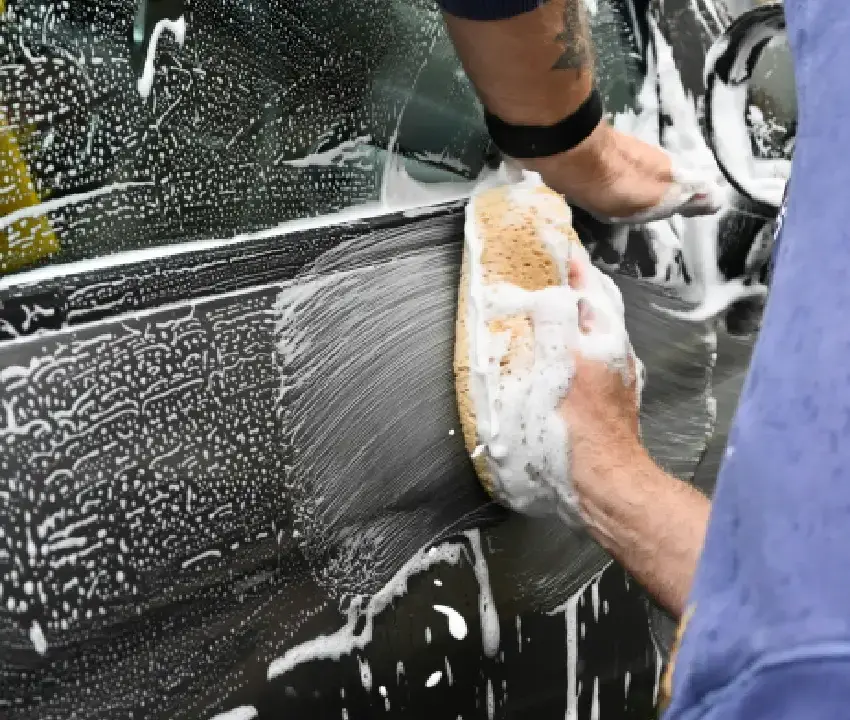 Lavar tu coche con manguera podría salir muy caro en la CDMX