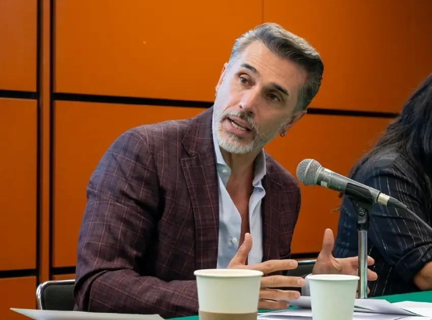 Sergio Mayer renuncia formalmente a Morena tras polémica por reality show