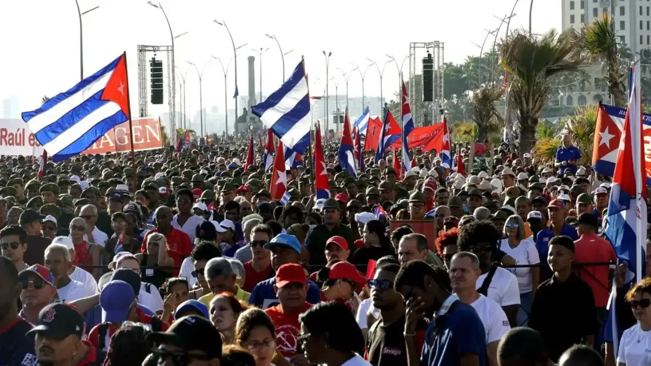 Raúl Castro miles en La Habana repudian acusación de EU con masiva concentración