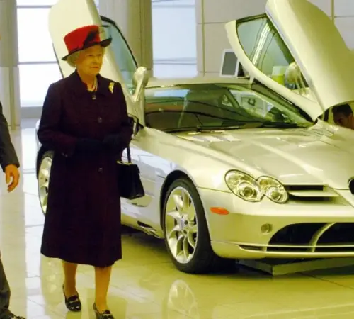 Un día como hoy: la Reina Isabel II inauguró la sede futurista de McLaren