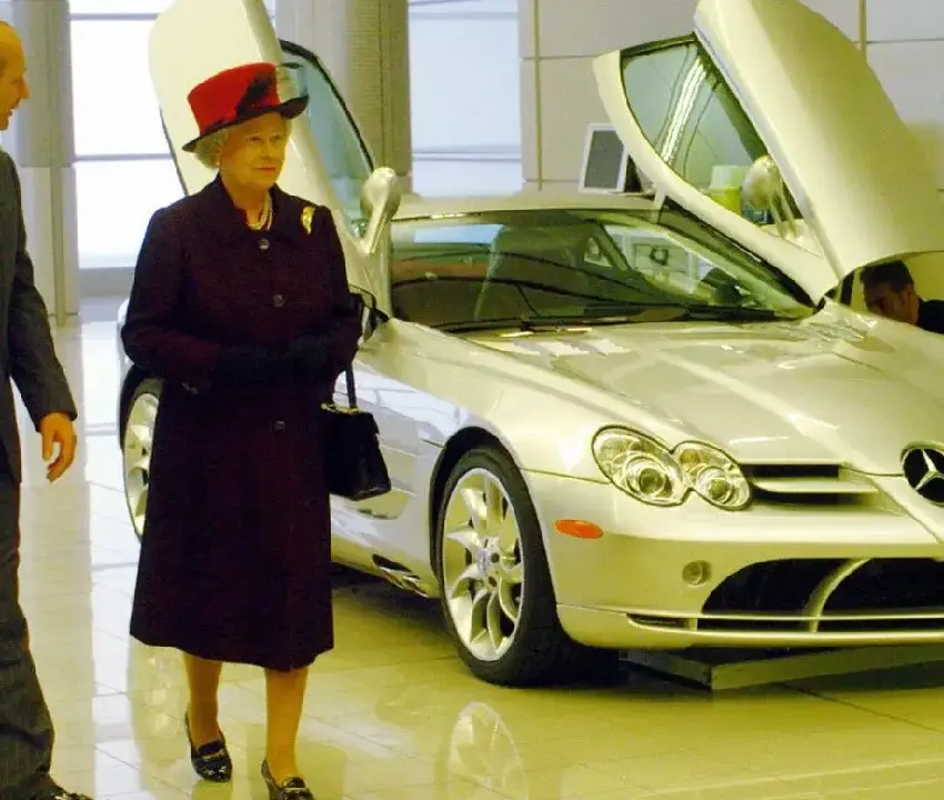 Un día como hoy: la Reina Isabel II inauguró la sede futurista de McLaren