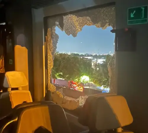 Usuarios rompen ventana tras falla y encierro en Tren Suburbano al AIFA