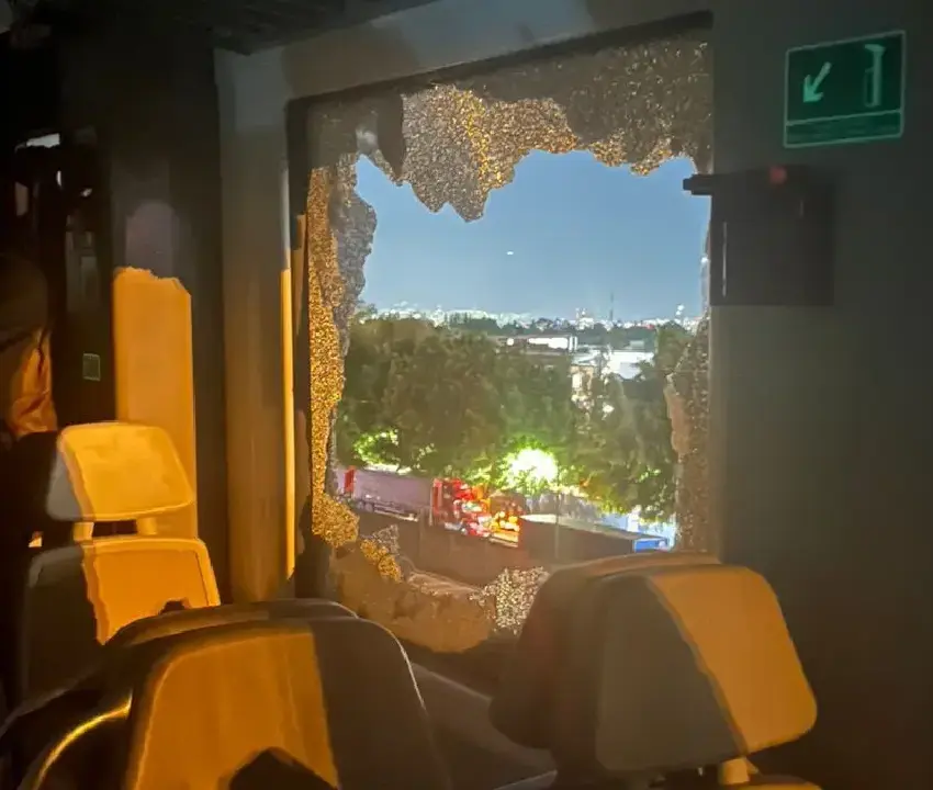 Usuarios rompen ventana tras falla y encierro en Tren Suburbano al AIFA