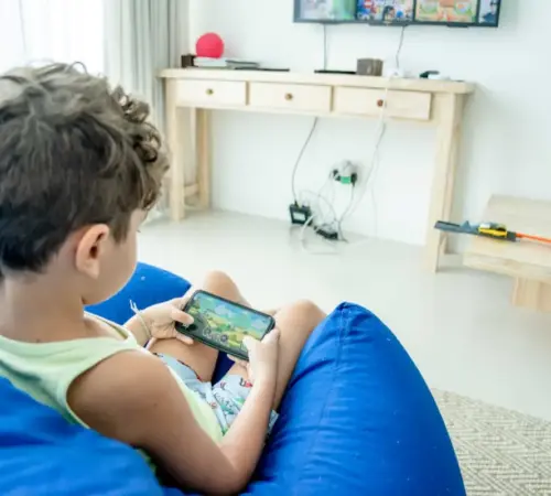 Descubre cómo detectar y frenar el ciberacoso infantil en juegos online