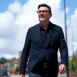 Andy Burnham gana escaño y se perfila como líder laborista en Reino Unido