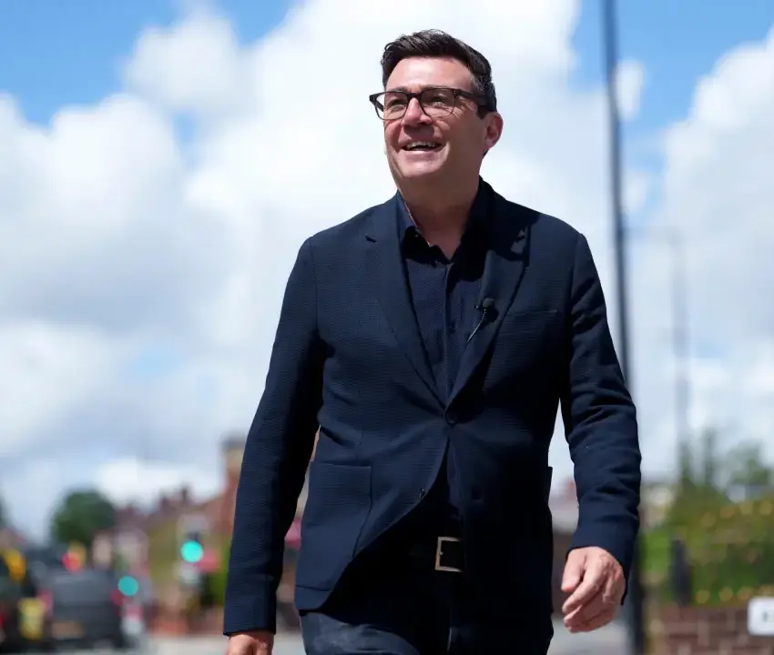 Andy Burnham gana escaño y se perfila como líder laborista en Reino Unido