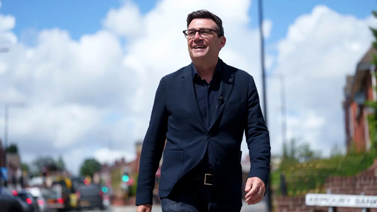 Andy Burnham gana escaño y se perfila como líder laborista en Reino Unido