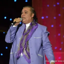 Juan Gabriel vuelve al cine con biopic dirigida por el creador de La Oficina