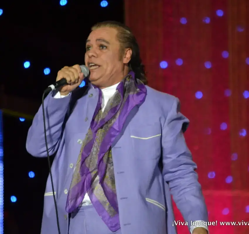 Juan Gabriel vuelve al cine con biopic dirigida por el creador de La Oficina