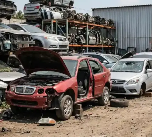 Autos chinos en deshuesaderos mexicanos con vehículos parcialmente desmantelados reflejando el fin de su ciclo de vida dentro del mercado automotriz nacional