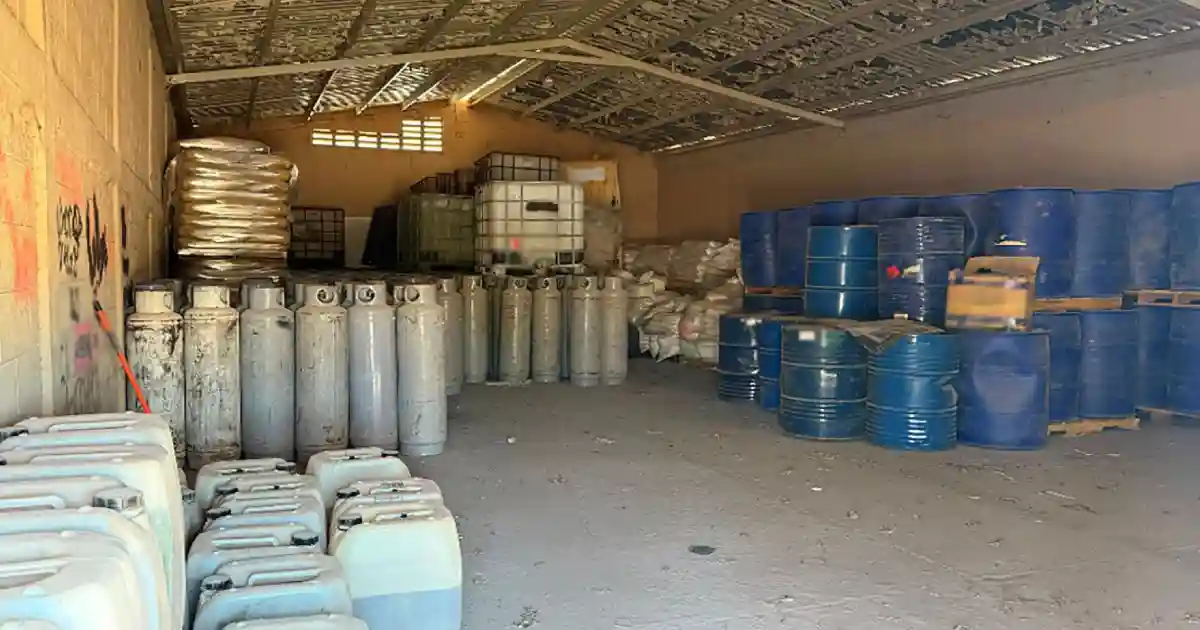 Operativo conjunto en Los Mochis incauta 24 mil 400 litros de metanfetamina líquida | Aseguran 24 mil 400 litros de metanfetamina líquida en operativo en Los Mochis