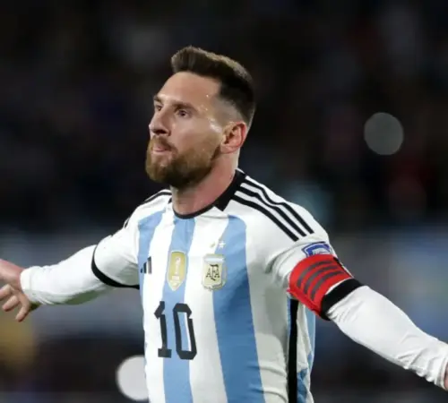 TV de Estados Unidos aclara que Messi no juega para su selección y se vuelve viral | Soccer player in Argentina kit with number 10 and captains armband arms outstretched on the field