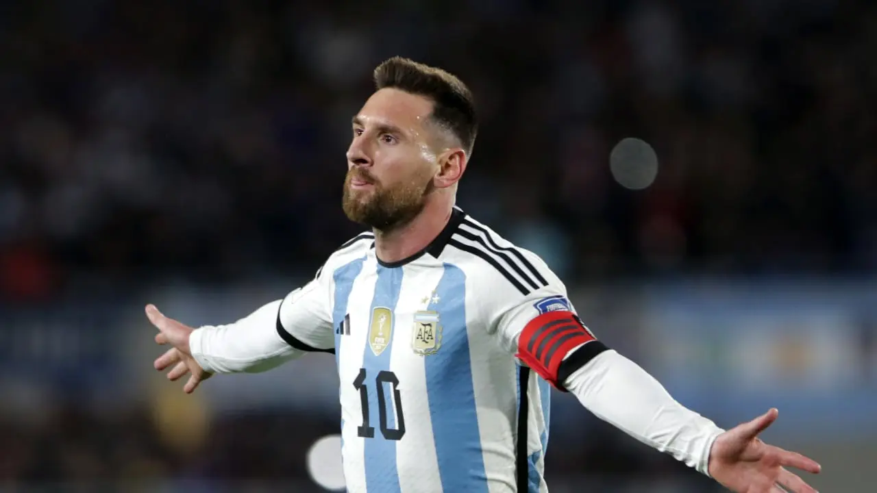 TV de Estados Unidos aclara que Messi no juega para su selección y se vuelve viral | Soccer player in Argentina kit with number 10 and captains armband arms outstretched on the field