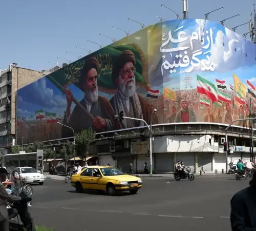EE.UU. intensifica ofensiva contra Irán mientras aumenta la tensión por el cierre del estrecho de Ormuz