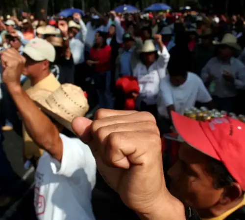 CNTE realiza marchas y bloqueos en Tlalpan con destino al Estadio Ciudad de México