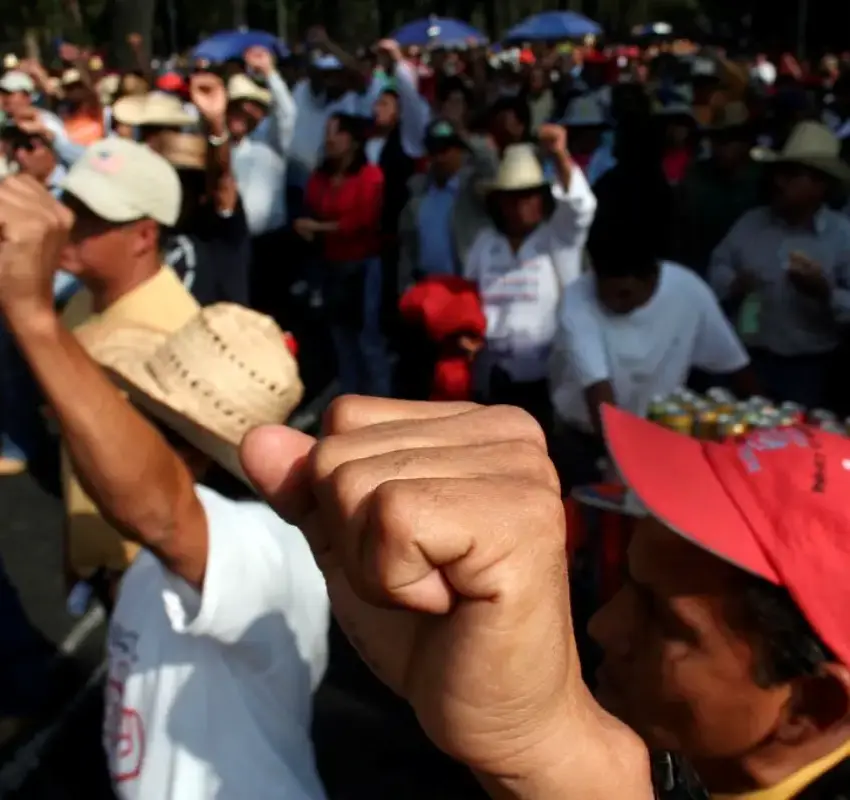 Bloquean paso a la CNTE en Tlalpan con concreto y tráiler
