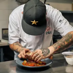 Prácticas comunes en la cocina que aumentan riesgos y deben abandonarse según especialistas