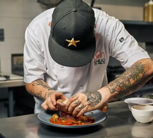 Prácticas comunes en la cocina que aumentan riesgos y deben abandonarse según especialistas
