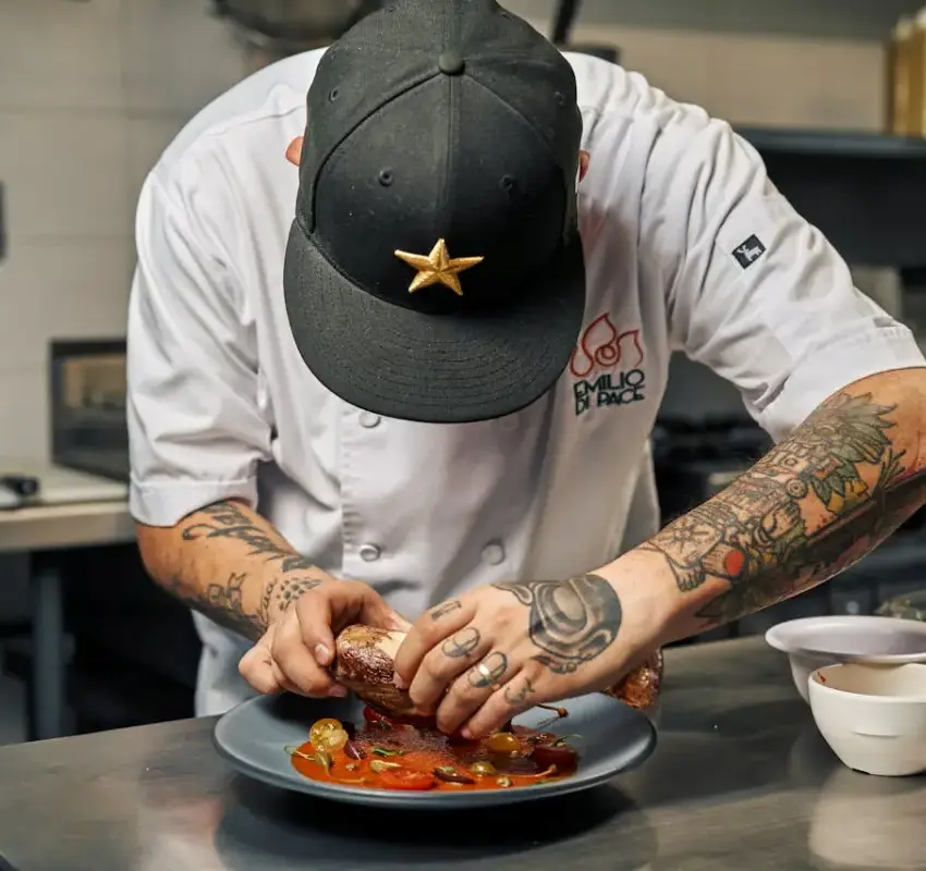 Prácticas comunes en la cocina que aumentan riesgos y deben abandonarse según especialistas