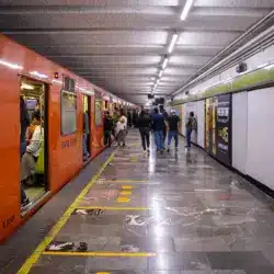 Manifestantes dañan candelabros y cámaras en estaciones del Metro CDMX