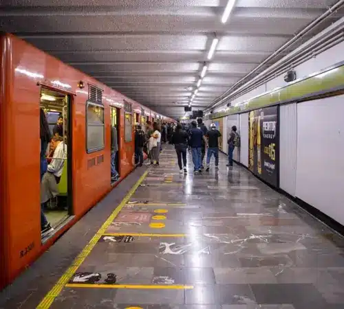 Manifestantes dañan candelabros y cámaras en estaciones del Metro CDMX