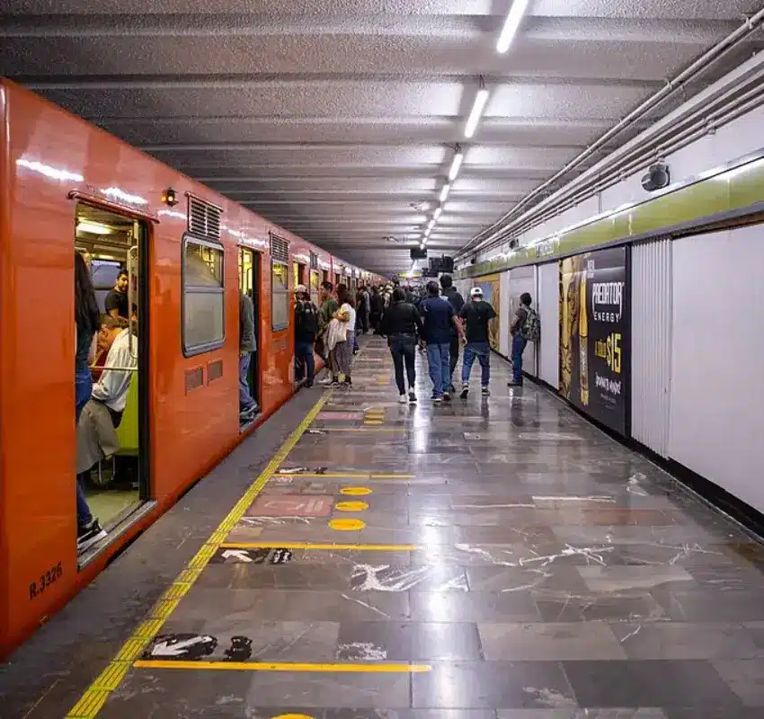 Manifestantes dañan candelabros y cámaras en estaciones del Metro CDMX
