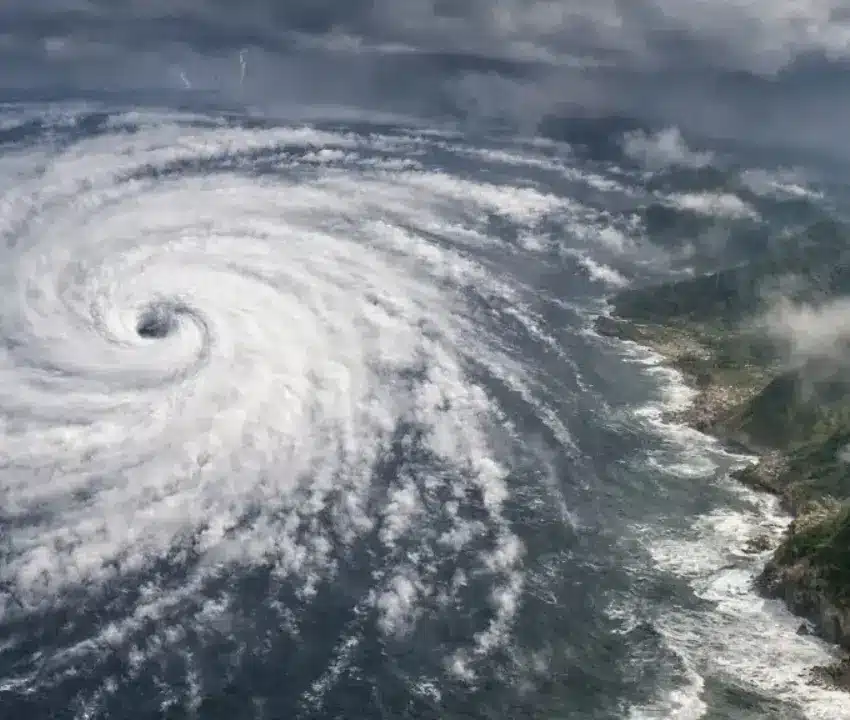 Huracán Genevieve alcanza categoría 5 y mantiene en alerta por lluvias | Huracán Genevieve alcanza categoría 5 y mantiene en alerta por lluvias
