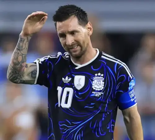 Argentina vence a Inglaterra tras ir perdiendo y se mete a la gran final de la Copa Mundial | Lionel Messi in Argentinas blue jersey with number 10 saluting to the crowd on the pitch