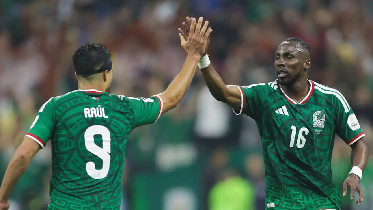 Dos minutos fatales los errores que dejaron a México fuera del Mundial | Two Mexican national team players in green jerseys high fiving on the soccer field during a match faces not visible fully from behind