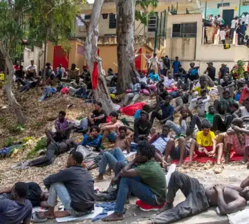 Migrantes en Ceuta desatan crisis y España moviliza al Ejército | Migrantes en Ceuta desatan crisis y España moviliza al Ejército