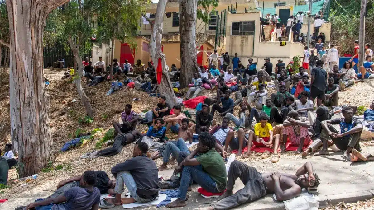 Migrantes en Ceuta desatan crisis y España moviliza al Ejército | Migrantes en Ceuta desatan crisis y España moviliza al Ejército