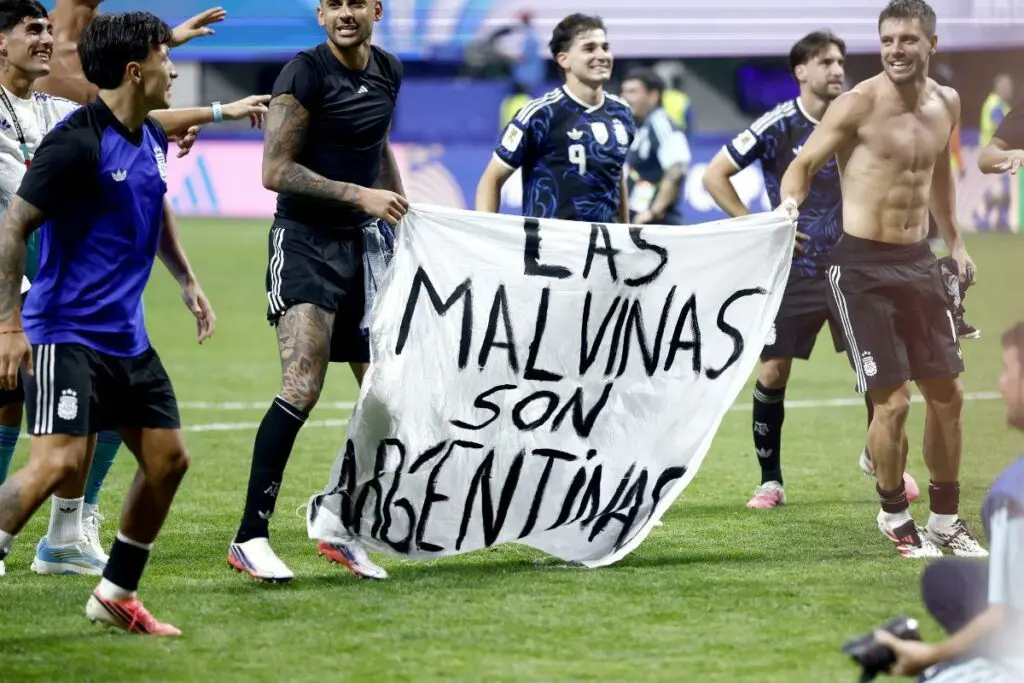 Piden retirar visas a futbolistas argentinos en Inglaterra por pancarta sobre las Islas Malvinas | Piden retirar visas a futbolistas argentinos en Inglaterra por pancarta sobre las Islas Malvinas