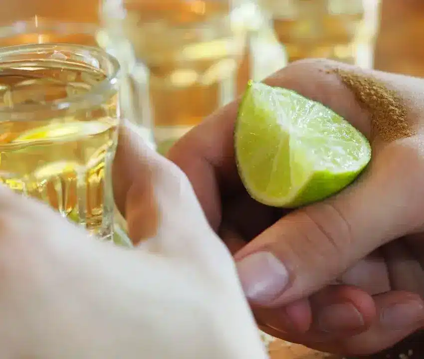Cofepris alerta sobre falsificación del tequila Gran Centenario Añejo | Detectan tequila Gran Centenario Añejo falsificado advertencia de Cofepris