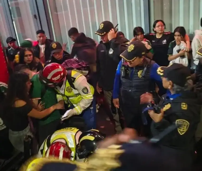 Tragedia en los festejos por el triunfo de México tres personas murieron durante la celebración en el Ángel | Emergency responders in helmets and reflective vests assist a person at the scene of a vehicle accident while onlookers crowd nearby