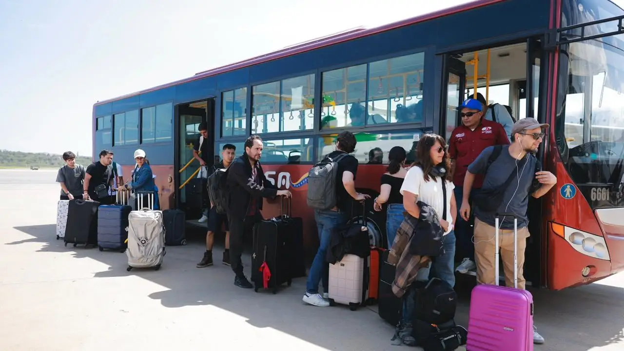 Vuelo con 23 mexicanos que salieron de Venezuela aterriza en el AIFA | Vuelo con 23 mexicanos que salieron de Venezuela aterriza en el AIFA