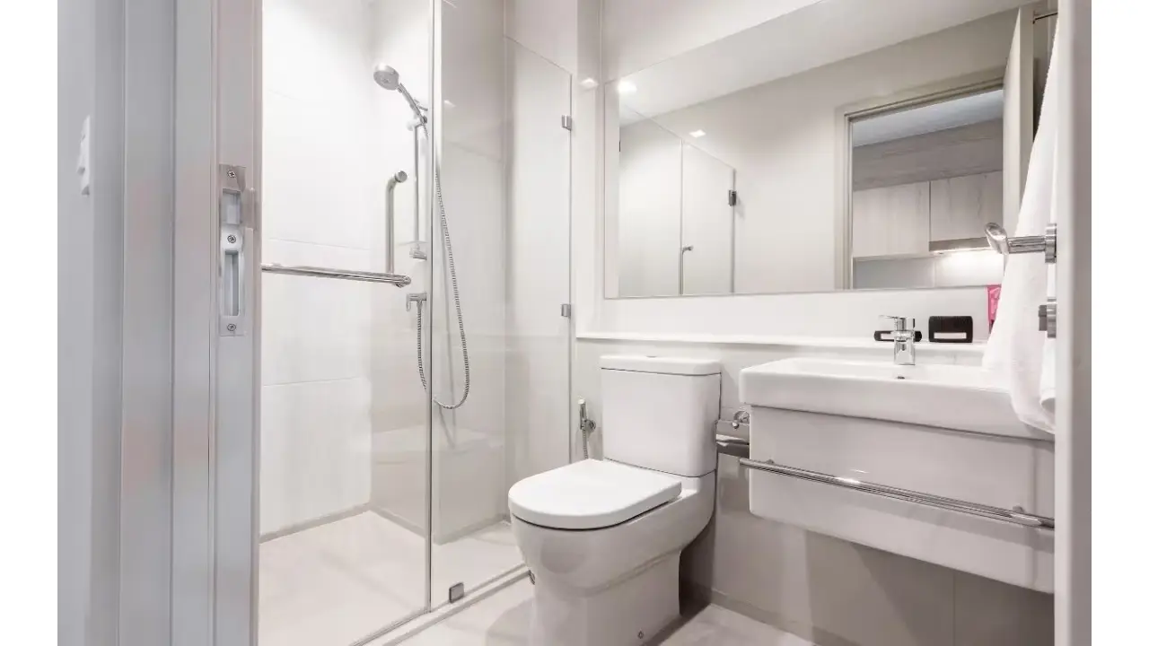 A Francia no le gustan los baños con inodoros y regadera por esta razón | Modern white bathroom with a glass enclosed shower toilet and wall mounted sink avoidance of clutter bright and tidy appearance