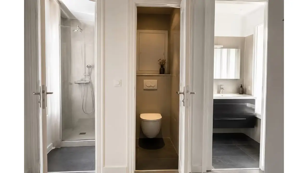 A Francia no le gustan los baños con inodoros y regadera por esta razón | Compact bathroom suite with three separate areas left shower stall center wall mounted toilet and right modern vanity with mirror