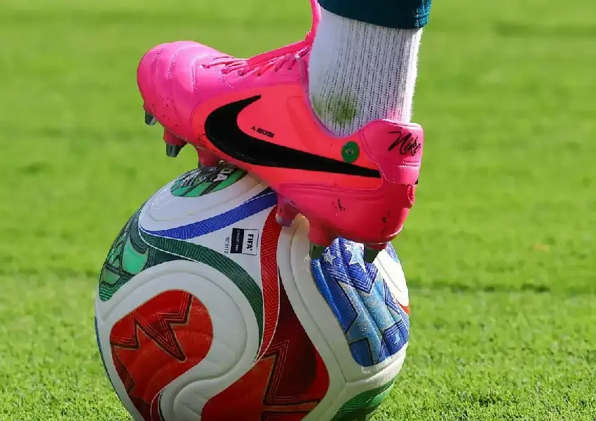 ¿Por qué tantos futbolistas usan botines rosas en el Mundial 2026? La explicación va más allá de la moda