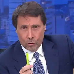 Periodista argentino ofrece disculpas tras polémica por comentarios contra los mexicanos | News anchor in a navy suit speaks while holding a bright yellow green pen toward the cameradesk