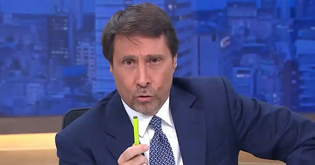 Periodista argentino ofrece disculpas tras polémica por comentarios contra los mexicanos | News anchor in a navy suit speaks while holding a bright yellow green pen toward the cameradesk