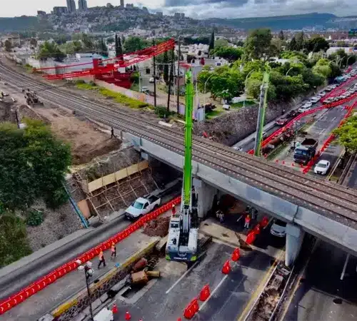 Obras del Tren México Querétaro provocan congestionamiento en principal vialidad de Querétaro | Obras del Tren México Querétaro complican la movilidad en la capital queretana
