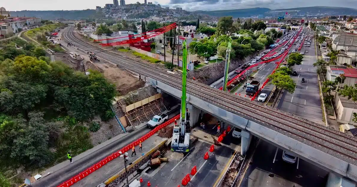 Obras del Tren México Querétaro provocan congestionamiento en principal vialidad de Querétaro | Obras del Tren México Querétaro complican la movilidad en la capital queretana