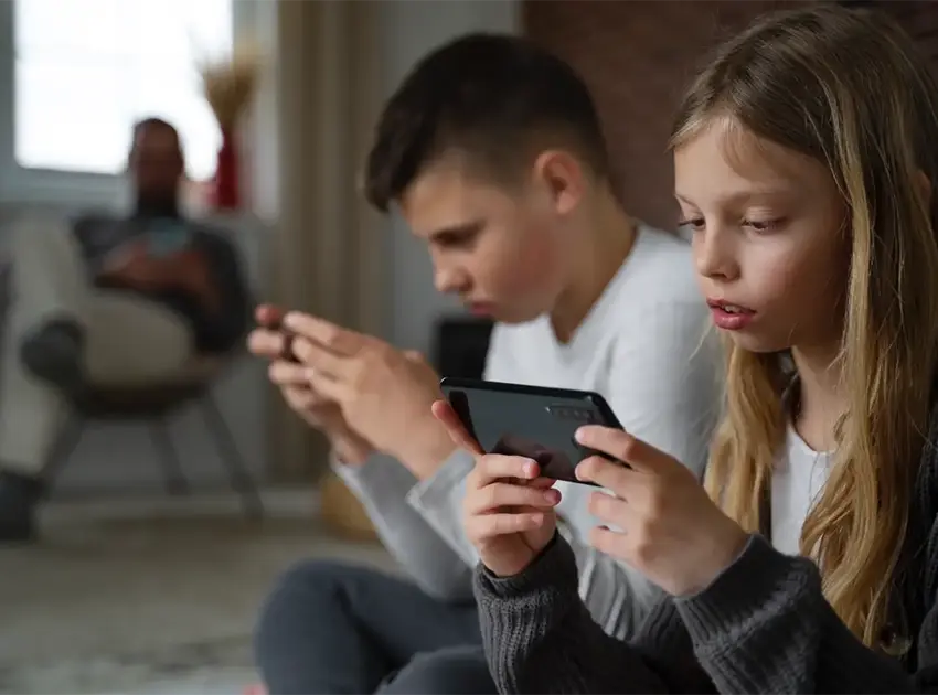 Especialistas advierten que jóvenes podrían perder hasta 20 años de su vida en redes sociales