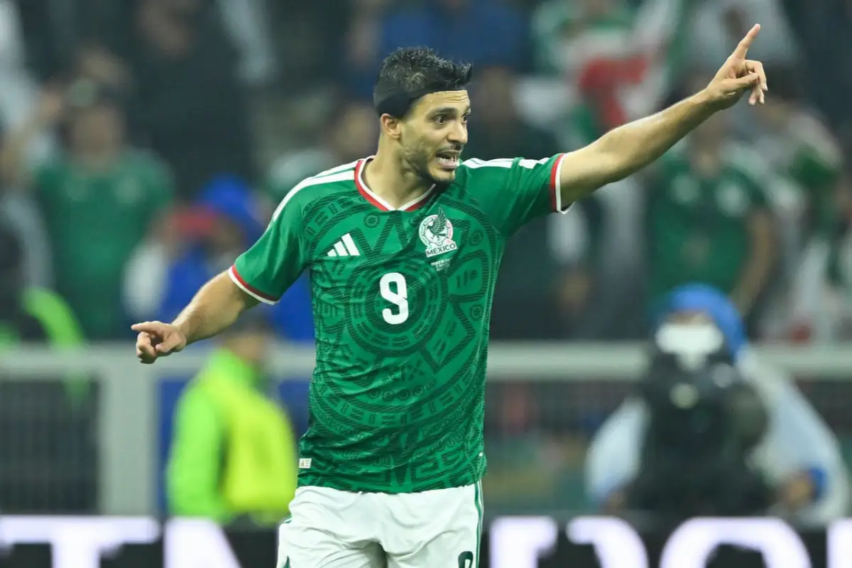 Mundial 2026 México cae 2 3 ante Inglaterra y se despide en Octavos de Final | Soccer player in a green Mexico jersey with number 9 celebrates a goal pointing with his right arm on the field