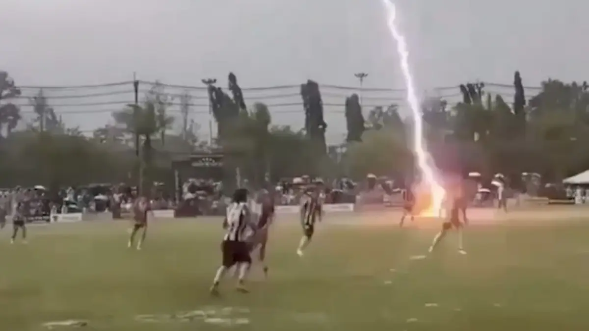 Rayo mata a futbolista durante partido en Tailandia y deja 12 heridos | Rayo mata a futbolista durante partido en Tailandia y deja 12 heridos